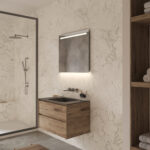 Deze spiegel is 80 cm breed, 70 cm hoog en slechts 3 cm diep