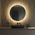 Ronde design spiegel met een diameter van 80 cm en van alle gemakken voorzien: dimbare verlichting, spiegelverwarming en instelbare lichtkleur