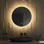 Ronde design spiegel met een diameter van 60 cm en van alle gemakken voorzien: dimbare verlichting, spiegelverwarming en instelbare lichtkleur