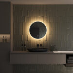 De spiegel wordt volledig aansluitklaar geleverd en is met de meegeleverde instructie en ophangmaterialen eenvoudig aan de wand te monteren