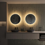 Beschik je over een breed badkamermeubel met 2 kranen of over 2 losse badkamermeubels? Denk dan eens aan 2 spiegels naast elkaar