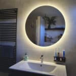 Ronde 80 cm spiegel op grijze tegelwand