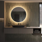 De verlichting schijnt zowel naar voren voor praktisch licht in het gezicht als vanachter de spiegel fraai en sfeervol over de wand en zorgt daarmee voor veel omgevingslicht