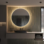 De spiegel wordt volledig aansluitklaar geleverd en is met de meegeleverde instructie en ophangmaterialen eenvoudig aan de wand te monteren