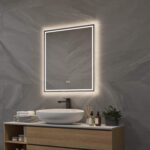 De dimbare verlichting schijnt zowel naar voren als vanachter de spiegel sfeervol over de wand