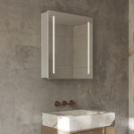 Deze 1 deurs badkamer spiegelkast is van alle gemakken voorzien, zoals: geïntegreerde verlichting en spiegelverwarming in de deur, een geaard stopcontact met USB, een geïntegreerde make-up spiegel en een sensor schakelaar