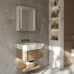 De dubbelzijdig gespiegelde deur is uitgevoerd met degelijke soft close scharnieren