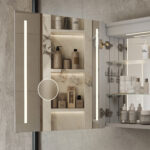 Aan de binnenzijde van de deur bevindt zich een geïntegreerde make-up spiegel met verlichting, handig!