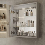 Inclusief handige magneetstrip voor het ordenen van bv nagelschaartjes, pincet etc. De magneetstrip wordt los meegeleverd, zodat deze naar eigen inzicht binnenin de spiegelkast kan worden geplakt