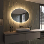 De verlichting schijnt zowel naar voren voor praktisch licht in het gezicht als vanachter de spiegel fraai en sfeervol over de wand en zorgt daarmee voor veel omgevingslicht