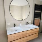 Zwarte badkamer spiegel op beige tegel wand