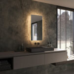 De verlichting schijnt vanachter de spiegel fraai en sfeervol over de wand en zorgt daarmee voor veel omgevingslicht