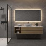 Deze fraaie spiegel is 160 cm breed, 70 cm hoog en slechts 3 cm diep