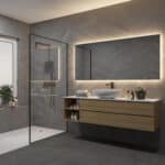 De indirecte verlichting schijnt fraai over de wand en verlicht de gehele badkamer