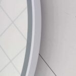 Het degelijke witte frame geeft deze spiegel een industrieel karakter