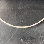 Uitgevoerd met een dubbele touch schakelaar in het spiegelglas; linker touch knop voor het gelijktijdig in- en uitschakelen van de verlichting en de verwarming, inclusief geïntegreerde dimfunctie voor de verlichting, rechter touch knop om traploos de gewenste kleur van de verlichting in te stellen