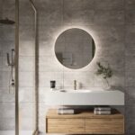 De indirecte verlichting schijnt vanachter de spiegel fraai en sfeervol over de wand en het badmeubel