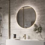 Deze luxe messing spiegel heeft een diameter van 80 cm