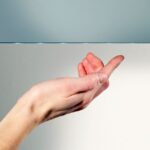 Met een handbeweging onderlangs de sensor wordt tegelijkertijd de verlichting en verwarming in- of uitgeschakeld. Door de hand onder de sensor te houden wordt de verlichting traploos gedimd, handig!