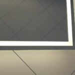 De lichtbaan van 15 mm breed is op 15 mm van de spiegelrand geplaatst en deze zorgt voor praktisch licht in het gezicht. De indirecte verlichting schijnt fraai over de wand.