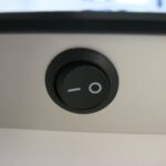 Optie wipschakelaar: met deze schakelaar wordt de verlichting en eventueel de spiegelverwarming in- of uitgeschakeld. Zonder schakelaar kan de verlichting en eventueel spiegelverwarming direct worden aangesloten op bijvoorbeeld de hoofdschakelaar in de badkamer.