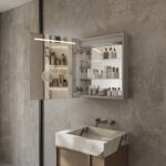 De 2 glazen plankjes zijn traploos verstelbaar waardoor je deze op iedere gewenste positie kan vastzetten, handig!