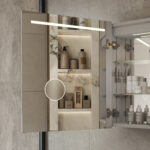 Aan de binnenzijde van de deur bevindt zich een geïntegreerde make-up spiegel met verlichting, handig!