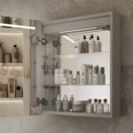 Inclusief handige magneetstrip voor het ordenen van bv nagelschaartjes, pincet etc. De magneetstrip wordt los meegeleverd, zodat deze naar eigen inzicht binnenin de spiegelkast kan worden geplakt