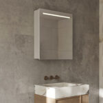 Deze 1 deurs badkamer spiegelkast is van alle gemakken voorzien, zoals: geïntegreerde verlichting en spiegelverwarming in de deur, een geaard stopcontact met USB, een geïntegreerde make-up spiegel en een sensor schakelaar