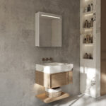 De dubbelzijdig gespiegelde deur is uitgevoerd met degelijke soft close scharnieren