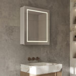 Deze fraaie design spiegelkast van aluminium is van alle gemakken voorzien, zoals verlichting, spiegelverwarming, stopcontact met USB, soft close scharnieren en een handige aan-uit sensor schakelaar