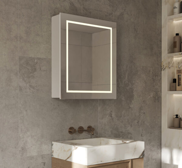 Deze fraaie design spiegelkast van aluminium is van alle gemakken voorzien, zoals verlichting, spiegelverwarming, stopcontact met USB, soft close scharnieren en een handige aan-uit sensor schakelaar