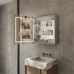 De dubbelzijdig gespiegelde deur is uitgevoerd met degelijke soft close scharnieren