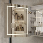 Aan de binnenzijde van de deur bevindt zich een geïntegreerde make-up spiegel met verlichting, handig!