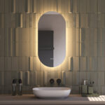 Deze trendy ovale 40 cm brede badkamer spiegel is van alle gemakken voorzien, zoals: ambient verlichting, spiegelverwarming, dimfunctie en instelbare lichtkleur