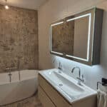 badkamerspiegelkast met verlichting en dubbele kranen