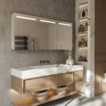 Deze spiegelkast is 160 cm breed, 70 cm hoog en 14 cm diep.