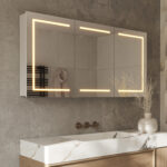 Luxe aluminium badkamerspiegelkast, voorzien van alle gemakken, zoals: verlichting, spiegelverwarming, 2 stopcontacten met USB en sensor bediening