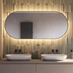 Luxe uitgevoerde ovale badkamer spiegel met zwarte lijst, van alle gemakken voorzien, zoals: ambient verlichting, spiegelverwarming, dimfunctie en een instelbare lichtkleur