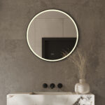 Stijlvolle 70 cm ronde spiegel, uitgevoerd met een mat zwarte frame, verlichting, spiegelverwarming en een dubbele touch schakelaar