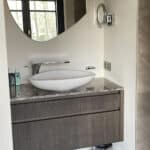 Organische spiegel op witte wand