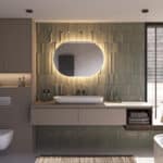 De ambient verlichting schijnt vanachter de spiegel fraai en sfeervol over de wand