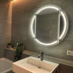 Ronde spiegelkast op grijze tegel