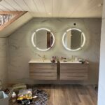 Ronde spiegelkast op marmeren wand