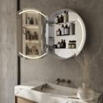 Aan de binnenzijde van de spiegelkast bevinden zich maar liefst 3 glazen planchetten. Deze zijn traploos verstelbaar, handig!