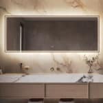 Stijlvolle brede design spiegel welke van alle gemakken is voorzien: dimbare verlichting, spiegelverwarming en instelbare lichtkleur