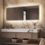 De dimbare verlichting schijnt zowel naar voren voor praktisch licht in het gezicht als fraai vanachter de spiegel over de muur