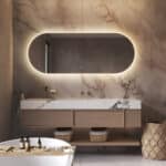 Deze fraai afgewerkte brede design spiegel is 180 cm breed, 70 cm hoog en slechts 3 cm diep