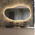 Deze fraaie organische design spiegel voor in de badkamer is van alle gemakken voorzien, zoals: geïntegreerde dimbare verlichting, instelbare lichtkleur en spiegelverwarming