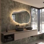 De LED verlichting achter de spiegel zit netjes verborgen achter een licht doorlatende acryl behuizing. Hierdoor zijn de LED punten niet zichtbaar en wordt de LED strip tevens beschermd tegen de invloed van vocht en stof.